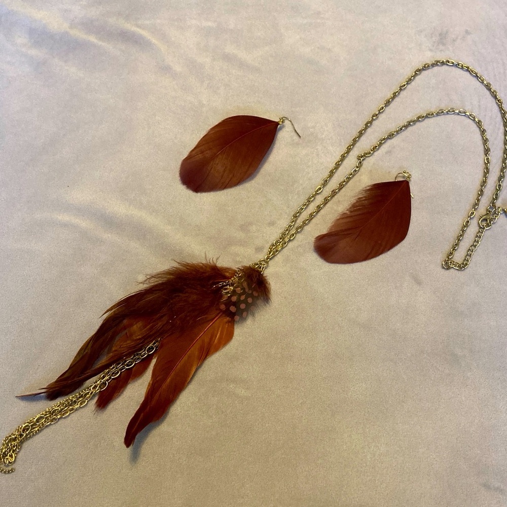 Red feather and gold necklace/earring set!